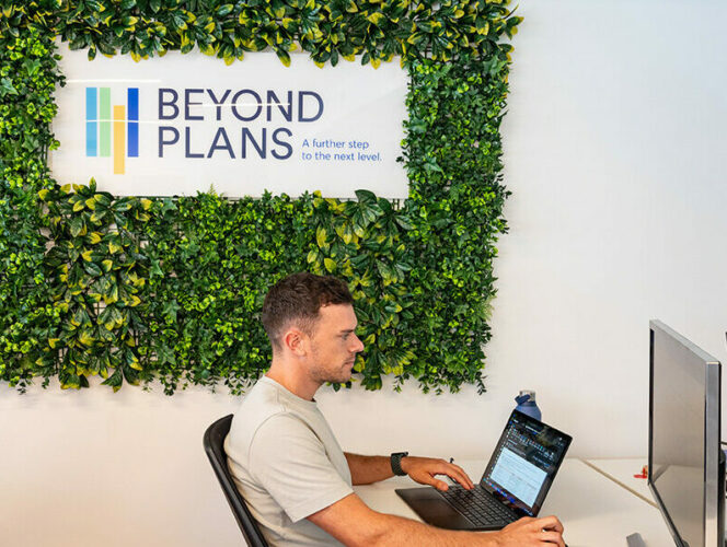 Collaborateurs de Beyond Plans qui travaillent.