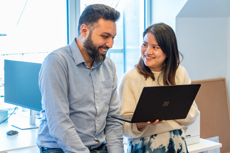 Collaborateurs souriant qui discutent.