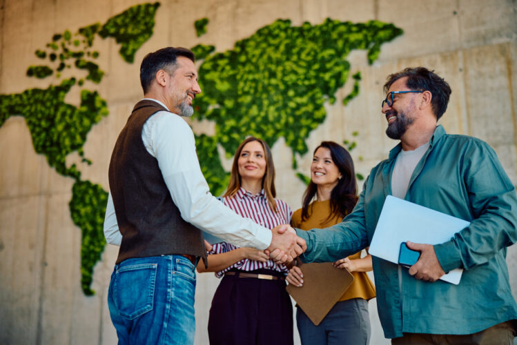 Photographie de deux personnes qui se serrent la main.